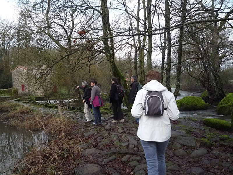 Halte au bord d’une rivière, devant un vieux moulin.