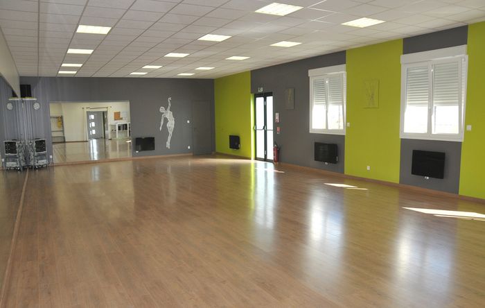 La salle de danse de la rue de Beauregard : parquet, miroirs, murs gris et vert anis.
